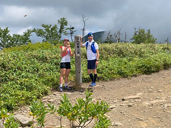 [写真]登山トレーニング岩菅山山頂にて