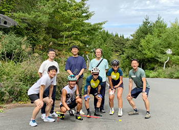 [写真]中常務・本部長、スタッフの方と記念撮影