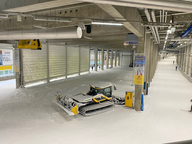 [写真]環境にやさしいハイブリッド圧雪車