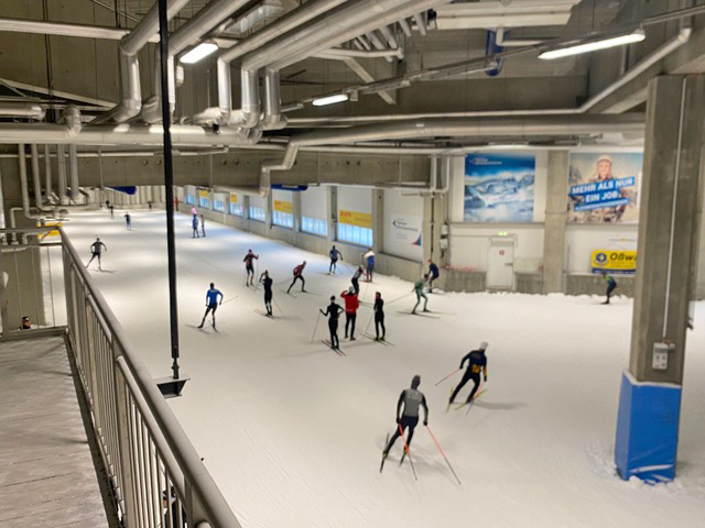 [写真]大勢のスキー選手がトレーニングを積んでいる