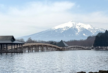 [写真]日本一長い三連太鼓橋「鶴の舞橋」
