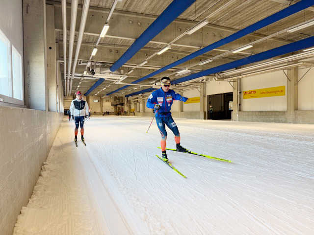 [写真]スキーホールにて新田選手のトレーニングの様子