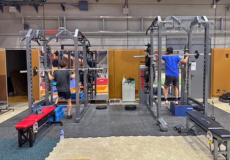 [写真]JISSにて新田・川除選手のパワーレーニングの様子