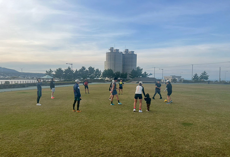 [写真]最終合宿トレーニング合間のレクリエーション