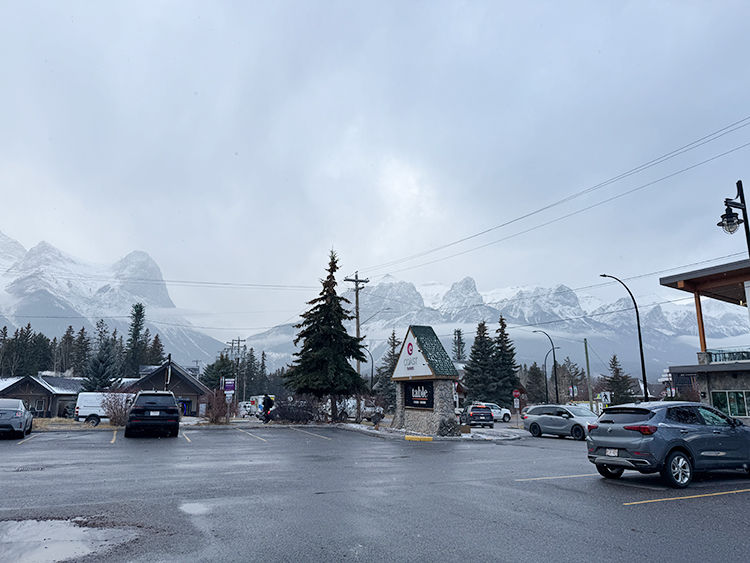 [写真]Canmoreからのロッキー山脈の景色