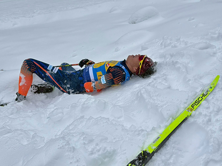 [写真]高強度のトレーニング後倒れ込む新田選手