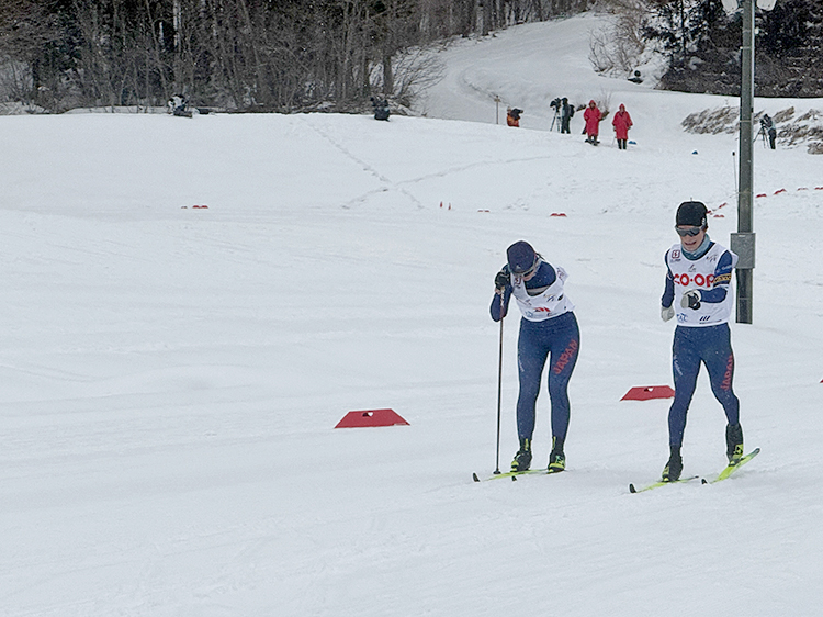 [写真]ゴール手前で川除選手と阿部選手のデットヒート