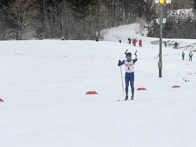 [写真]新田選手の力走