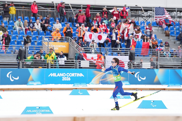 [写真]周回で一旦スタジアムに戻る川除選手