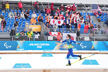 [写真]周回で一旦スタジアムに戻る川除選手