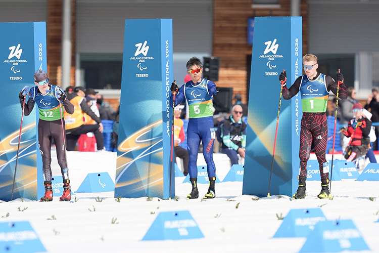 [写真]集中力を高めスタート台に立つ新田選手