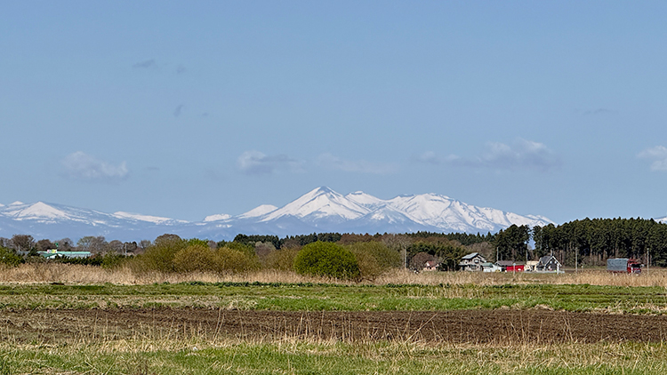 [写真]八甲田連峰の残雪風景