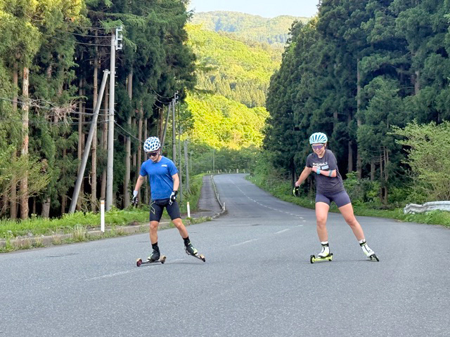 [写真]阿部・川除選手のローラートレーニングの様子