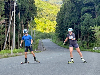 [写真]阿部・川除選手のローラートレーニングの様子