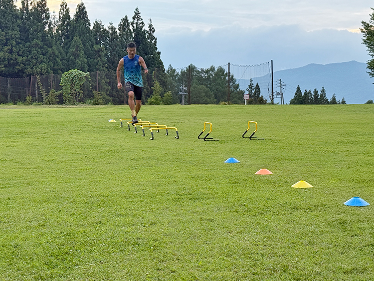 [写真]アジリティトレーニングに励む新田選手