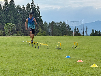 [写真]アジリティトレーニングに励む新田選手