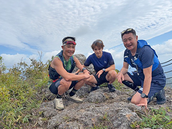 [写真]トレイルラン途中の烏帽子岳山頂にて