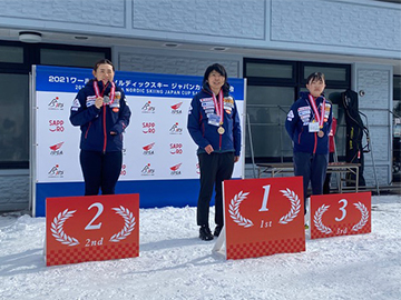 [写真]レース初日女子CL-Short競技の表彰式