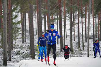 [写真]向Trパートナーとトレーニングに励む新田選手の様子