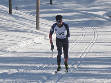 [写真]フィンランド大会男子ミドル12.5kmCL競技で力走する新田選手