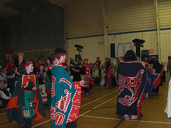 [写真]伝統的なダンスの様子