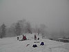 [写真]雪が降り積もっている旭岳