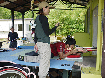 [写真]心拍を上げて射撃を行う久保選手