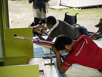 [写真]久保選手と並んで射撃