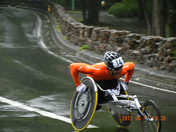 [写真]2012はまなす全国車いすハーフマラソン大会、最後の上り坂を走る長田弘幸