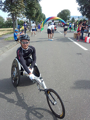 [写真]レーサーに乗っている長田弘幸選手