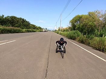 [写真]レーサーで走る長田弘幸