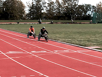 [写真]久保恒造と長田弘幸、網走市の陸上競技場でトレーニング