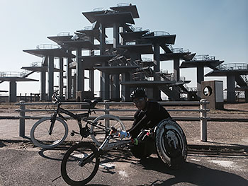 [写真]富津岬の明治百年記念展望塔を背景に加納号と長田弘幸