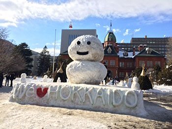 [写真]2月の道庁前、雪だるま