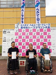 [写真]表彰式で賞状を手に持つ長田選手