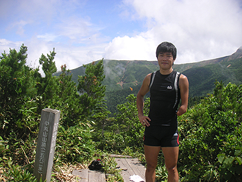 [写真]中丸山山頂の新田佳浩