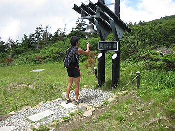 [写真]開運の鐘を鳴らす