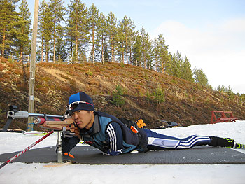 [写真]射撃トレーニング中の新田佳浩