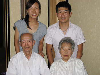 [写真]祖母、祖父と新田佳浩夫妻