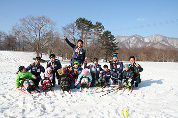 [写真]雪の上で記念撮影