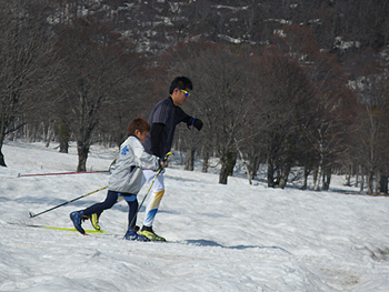 [写真]未来のパラリンピックアスリートと一緒に滑る