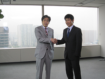 [写真]二宮清純氏と握手