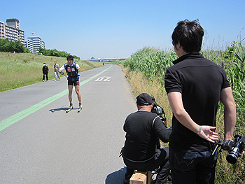 [写真]河川敷でのトレーニング撮影の様子