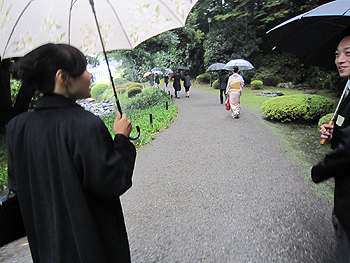 [写真]受付から会場まで案内される様子