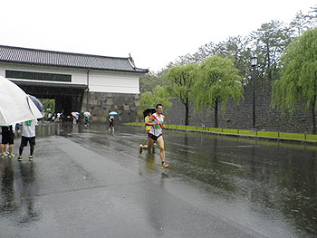 [写真]雨の中での駅伝レース