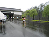 [写真]雨の中での駅伝レース