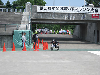 [写真]ゴール前の長田弘幸選手