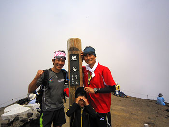 [写真]旭岳頂上、竹原さんと新田佳浩