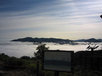 [写真]雲海と山並