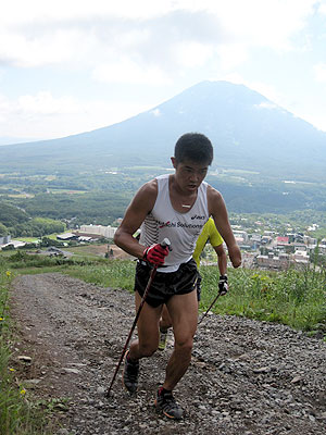 [写真]ポールジャンプのトレーニング中の新田佳浩